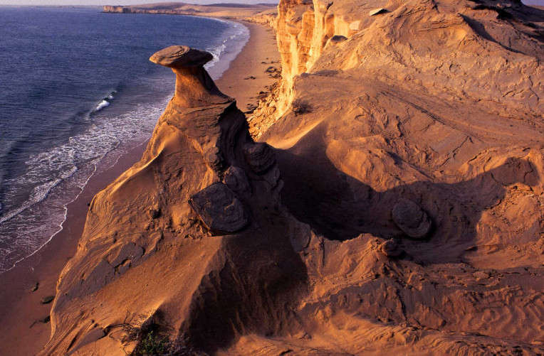 02_Craggy cliffs of Jebel Harim, Musandam © Ministry of Heritage & Tourism Sultanate of Oman